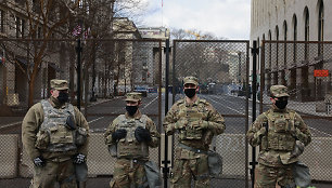 JAV nacionalinės gvardijos kariai, padėję saugoti J. Bideno inauguraciją, vyksta namo