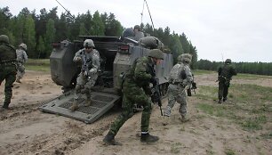 Lietuvos ir JAV kariai kartu treniruojasi taktinėse lauko pratybose &bdquo;Juodoji strėle 2014&ldquo; Gaižiūnų poligone