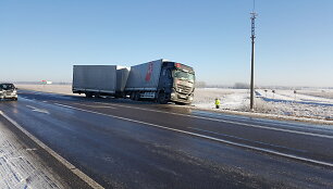 Susidūrė dvi sunkiasvorės transporto priemonės