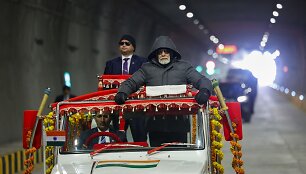 Indijos premjeras Narendra Modi važiuoja naujuoju tuneliu / - / AFP