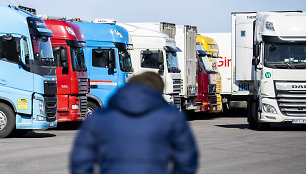 Sunkvežimiai prie Medininkų pasienio posto laukia leidimo įvažiuoti į Baltarusiją