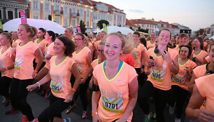 Naktinis &bdquo;Nike&ldquo; moterų bėgimas