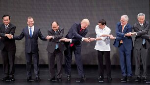 Maniloje pasaulio lyderių pozavimą bendrai nuotraukai sutrikdė Trumpo riktas