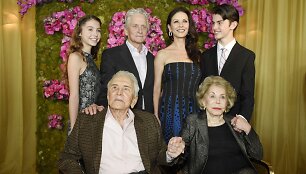 Kirkas Douglasas su žmona Anne ir sūnaus Michaelo &scaron;eima &ndash; jo žmona  Catherine Zeta-Jones bei vaikais Dylanu ir Carys
