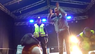 zadetu-grupiu-festivalyje-nesulaukusi-minia-inirso-ant-scenos-lipo-policija
