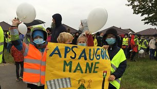 Sendvario seniūnijos, Klaipėdos rajone, gyventojai šeštadienio popietę rinkosi į tylų protestą, taip siekdami atkreipti dėmesį į saugumą keliuose. 