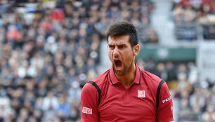 Novakas Džokovičius &bdquo;Roland Garros&ldquo; pusfinalyje i&scaron;kovojo triu&scaron;kinančią pergalę