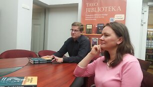 Knygos &bdquo;Ką gali mokytojas&ldquo; autoriai &ndash; vaikų ir paauglių psichiatras Linas Slu&scaron;nys ir Tarptautinės socialinio ir LIONS QUEST instruktorė Daiva &Scaron;ukytė (2016 m.)