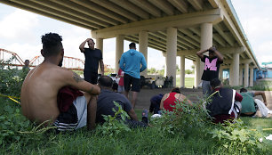 Nelegalūs migrantai Rio Grandės pakrantėje