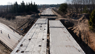 Visiškai sustoję viaduko remonto darbai Trakų plente