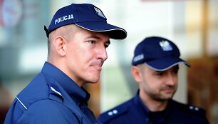 Lenkų policininkai patruliuoja Harlou mieste 