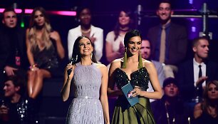 Nina Dobrev ir Deepika Padukone 