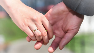 Kodėl vestuvinis žiedas mūvimas ant bevardžio piršto? Tam yra istorinė priežastis