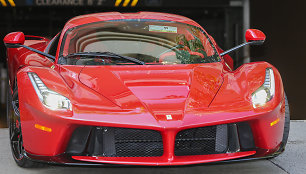 Lewisas Hamiltonas prie „Ferrari LaFerrari“ vairo