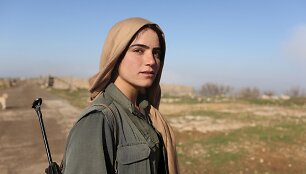 Kurdės kovojančios prie&scaron; Islamo valstybės (IS) teroristus