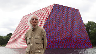 Christo prie instaliacijos &bdquo;Londono mastaba&ldquo;