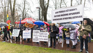 Mitingas „Apginti tautinių mažumų mokyklas Trakų rajone“