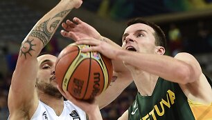 Adas Ju&scaron;kevičius prie&scaron; Linsdey Taitą