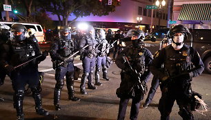 Oregone policija susirėmė su ultrakairiaisiais protestuotojais