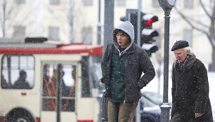 Sekmadienį Vilniuje - balta, balta. Nosis kutena žvarbus vėjas.