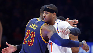 LeBronas Jamesas ir Carmelo Anthony prie mačą apsikabino