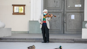 Vilniaus Katedros aikštėje „Karantininės“ Velykų ryto mišios už uždarų durų