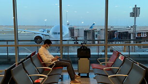 Vyras laukia skrydžio &bdquo;Qatar Airways&ldquo;
