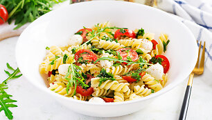 &bdquo;Caprese&ldquo; makaronų salotos