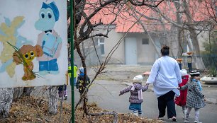 Auklėtojos ir vaikų pasivaikščiojimas, Mankan Tun vaikų namai Jerevane