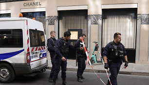 Paryžiaus centre ginkluota gauja apiplėšė „Chanel“ butiką