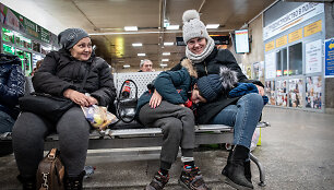 Var&scaron;uvos centrinėje autobusų ir traukinių stotyje pabėgėliai laukia transporto į kitus Lenkijos bei Europos mietus 