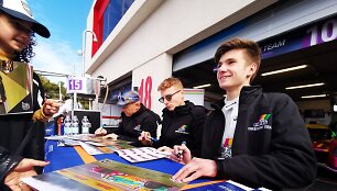 Gustas Grinbergas prie&scaron; &bdquo;Le Mans&ldquo; series lenktynes: autografų dalijimas ir atidarymas