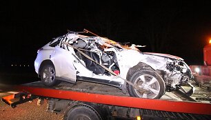 Į avariją pateko moters vairuojamas &bdquo;Lexus&ldquo;