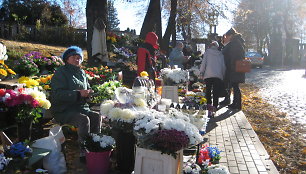 Gėlių prekeiviai prie kapinių didelio uždarbio nesitiki.