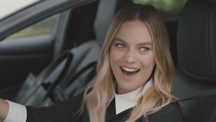 Margot Robbie „Nissan Leaf“ klipe