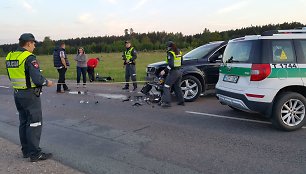 Policininkai sprunkančiam motociklininkui barikadą pastatė iš niekuo dėto „Volvo“