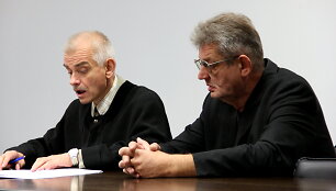 Kaltinamasis Rimantas Kugys (de&scaron;inėje) su advokatu