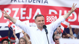 Lenkija po dešinės triumfo: kokią liniją rinksis be nuosaikių rinkėjų paramos išsivertęs A.Duda?