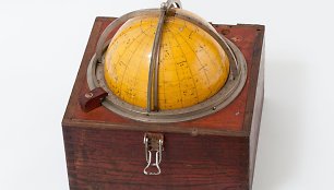 Navigacinis prietaisas - žvaigždžių gaublys padėdavo jūrininkams nustatyti laivo vietą jūroje pagal žvaigždynų išsidėstymą dangaus sferoje