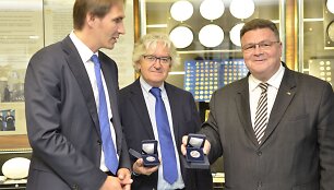 Monetos, skirtos Lietuvos tarptautinio pripažinimo po Nepriklausomybės paskelbimo 25-mečiui, pristatymas