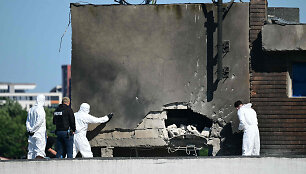 Į daugiabutį Rumunijoje įsirėžus Rusijos dronui / Daniel Mihailescu / AFP nuotr.