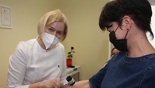 Klaipėdos universitetinės ligoninės Infekcinių ligų departamento vadovė gydytoja dermatologė Jolanta Česienė. 