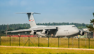 JAV karinis lėktuvas &bdquo;Lockheed C-5 Galaxy&ldquo; atgabeno karinę techniką į tarptautines pratybas &bdquo;Kardo kirtis 2014&ldquo;