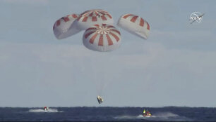 &bdquo;SpaceX Crew Dragon&ldquo; kapsulės nusileidimas ant vandens