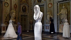 Dizainierio Azzedine'o Alaia &bdquo;mink&scaron;tosios skulptūros&ldquo;
