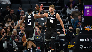 De'Aaronas Foxas ir Domantas Sabonis