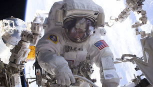 NASA astronautė Peggy Whitson darbo atvirame kosmose metu