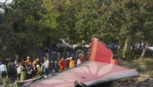 Indijoje sudužo į Londoną skridęs lėktuvas su 242 keleiviais / Ajit Solanki / AP