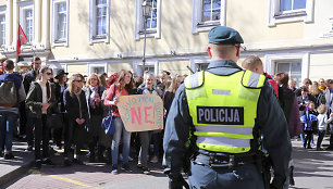 Vilniuje – protesto akcija dėl ketinimų ilginti mokslo metus