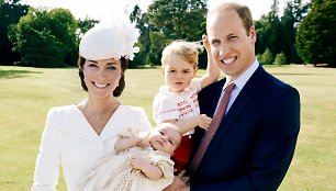 Princas Williamas ir Kembridžo hercogienė Catherine su princese Charlotte Elizabeth Diana ir princu George'u